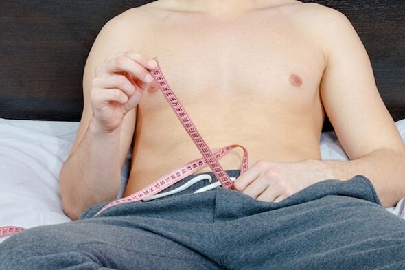 Mann misst Penis, bevor er ihn vergrößert